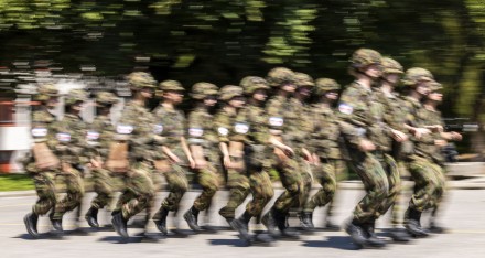 Soldaten RKD Rotkreuzdienst am Laufen