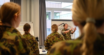 Soldaten RKD lernen über die Rotkreuzbewegung