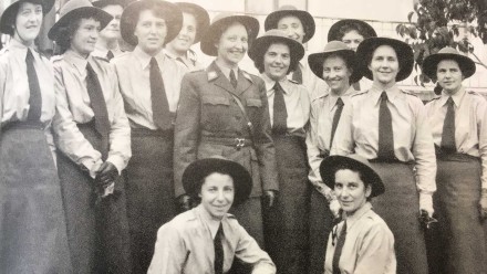 Frauen in Uniform zur Krankenpflege während erster Weltkrieg SRK